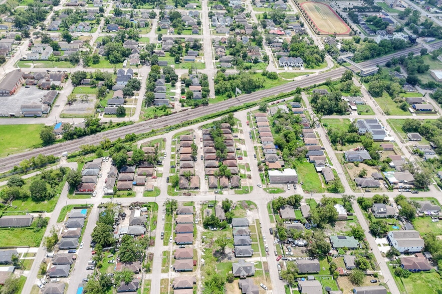 More Photos Of 2101 Hutton St, Houston Apartments For Sale