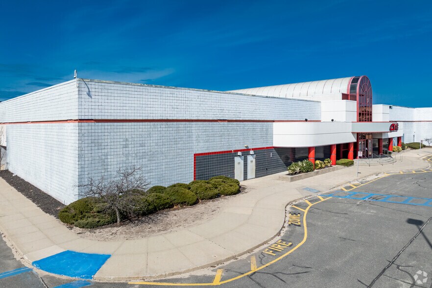 More Photos Of 1025 Corporate Dr, Westbury Movie Theatre For Lease