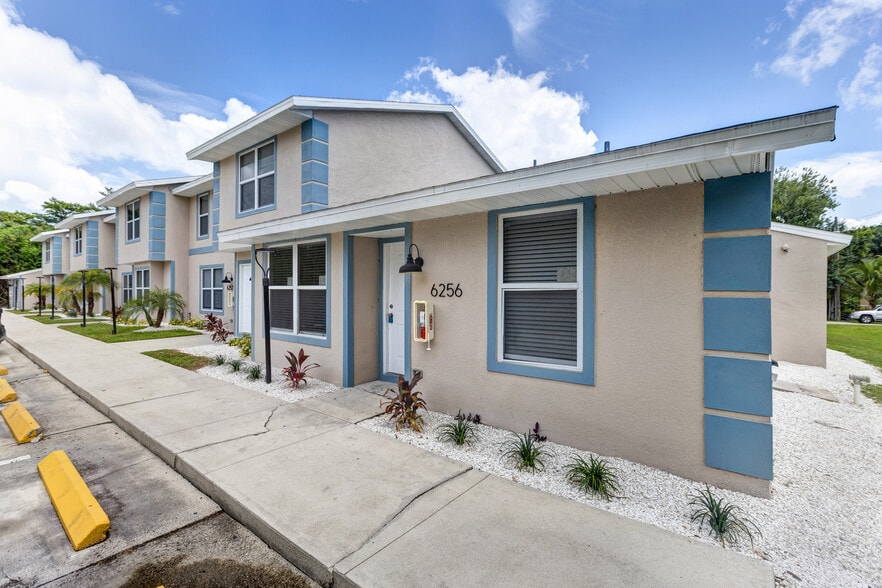 More Photos Of 6240 Rattlesnake Hammock Rd, Naples Apartments For Sale