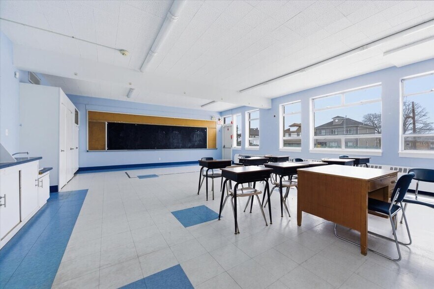 More Photos Of 90 Henry St, Inwood Office For Lease