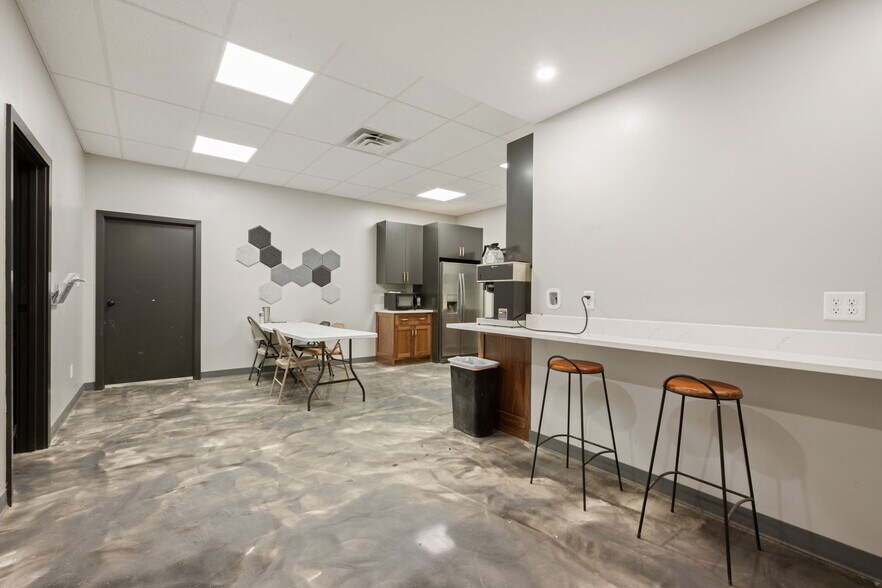 More Photos Of 4714 S Zarzamora St, San Antonio Auto Repair For Sale