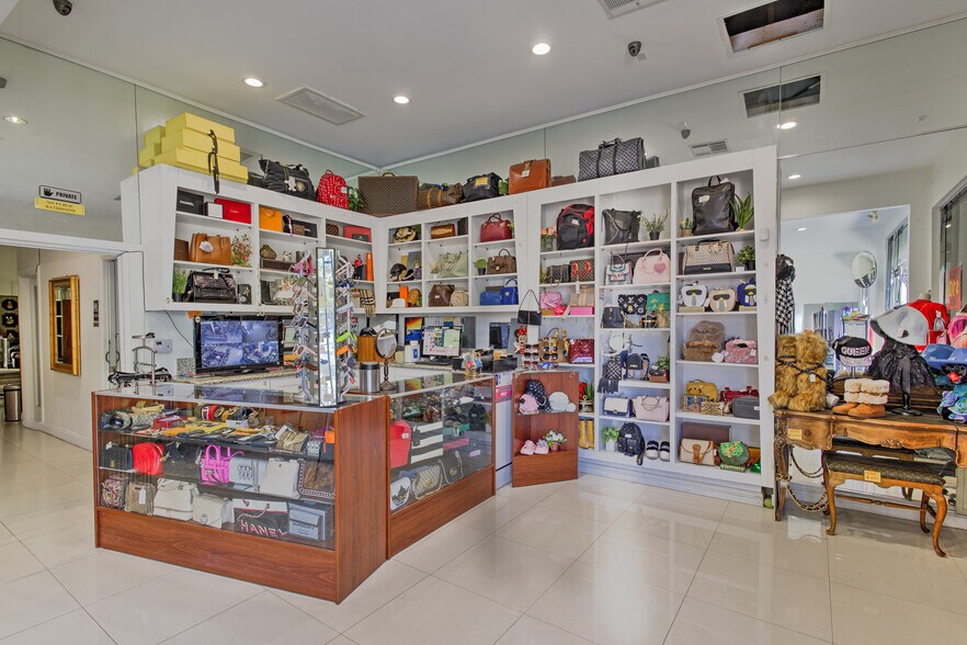 More Photos Of 7172 Melrose Ave, Los Angeles Storefront For Sale