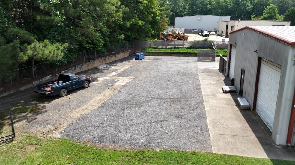More Photos Of 8270 Industrial Pl, Alpharetta Distribution For Lease