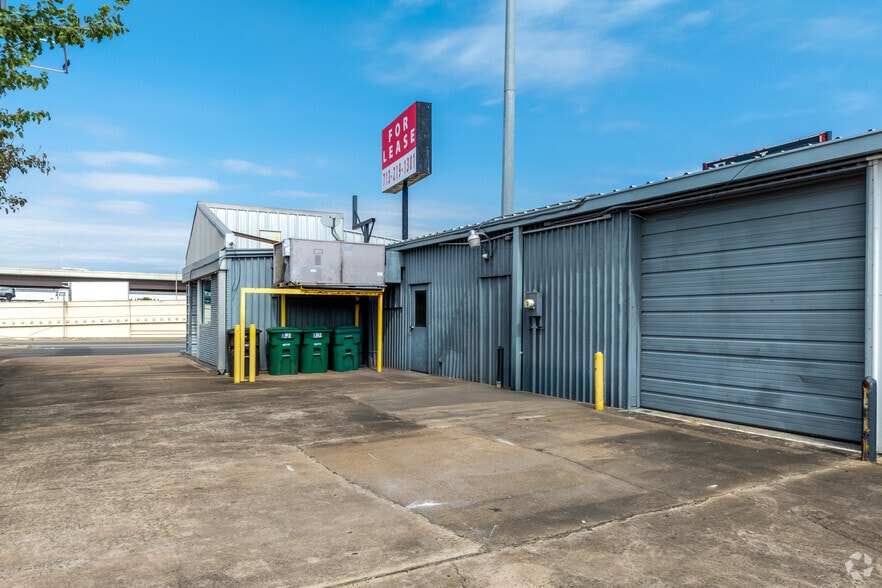 More Photos Of 5633 Southwest Fwy, Houston Freestanding For Lease