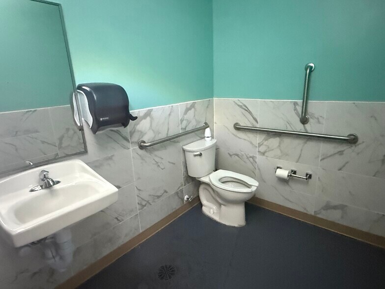 More Photos Of 5803 Old Shell Rd, Mobile Storefront For Lease