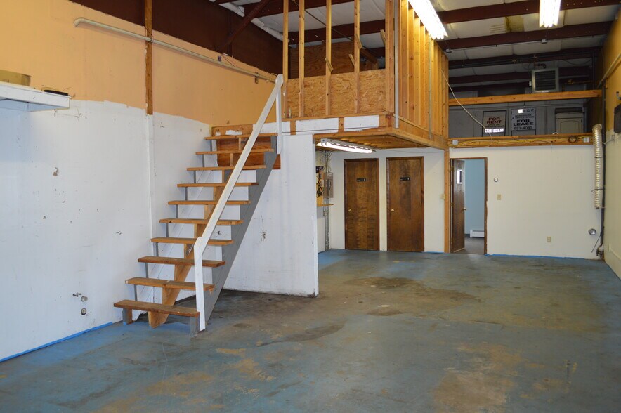 More Photos Of 15 Herman Dr, Simsbury Light Manufacturing For Lease