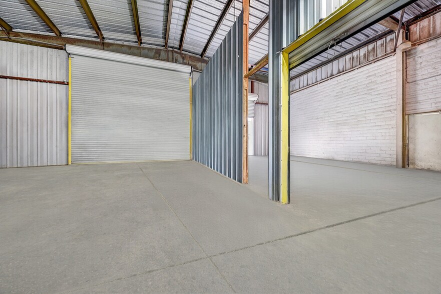 More Photos Of 307 E Alamo St, Brenham Auto Repair For Sale