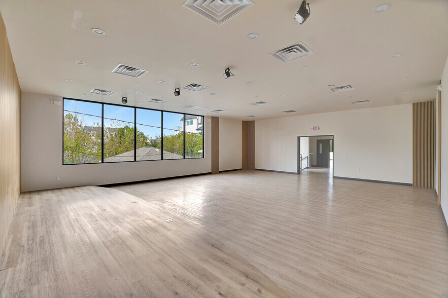 More Photos Of 1009 Yale St, Houston Freestanding For Lease