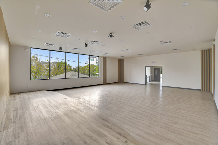 More Photos Of 1009 Yale St, Houston Freestanding For Lease