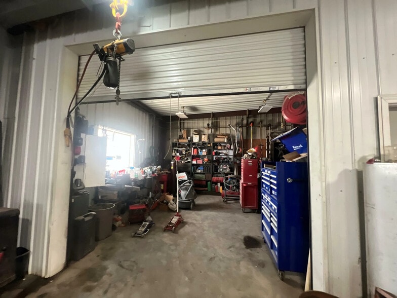 More Photos Of 205 35th St, Bettendorf Warehouse For Lease