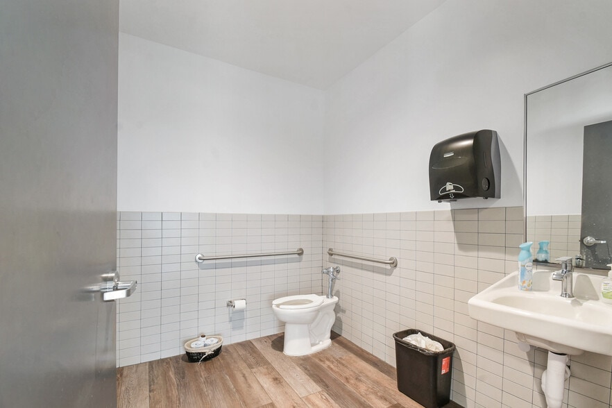 More Photos Of 10393 Fortune Pky, Jacksonville Office For Sale