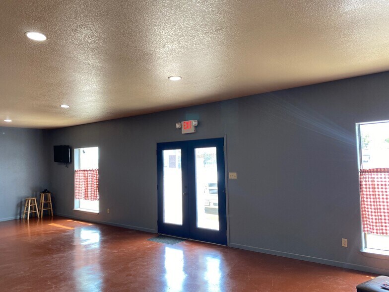 More Photos Of 1309 E Milam St, Mexia General Retail For Sale