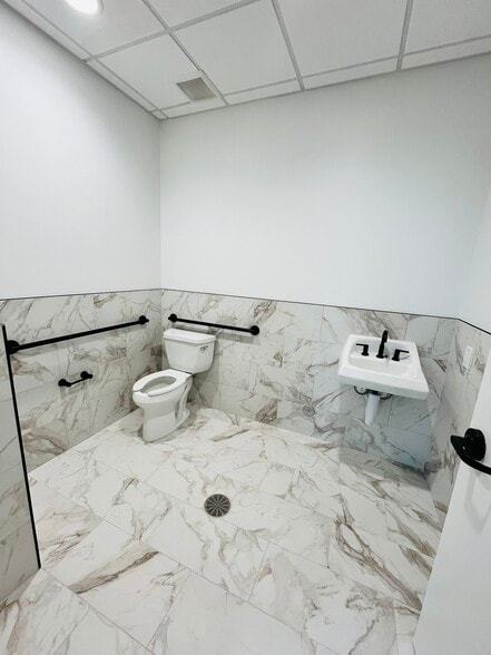 More Photos Of 124 River Oaks Dr, Southlake Medical For Lease