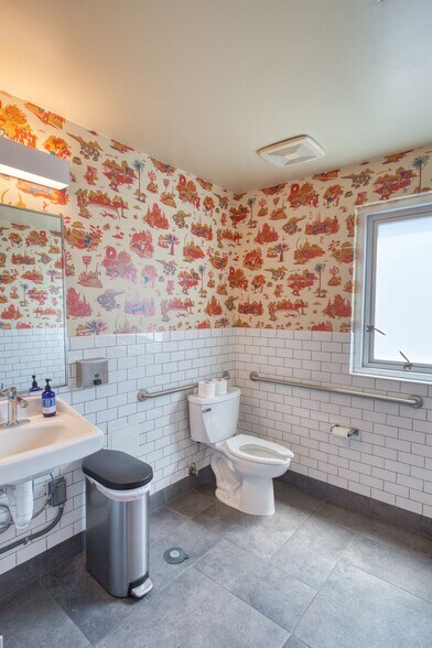 More Photos Of 542 N Larchmont Blvd, Los Angeles Office For Sale