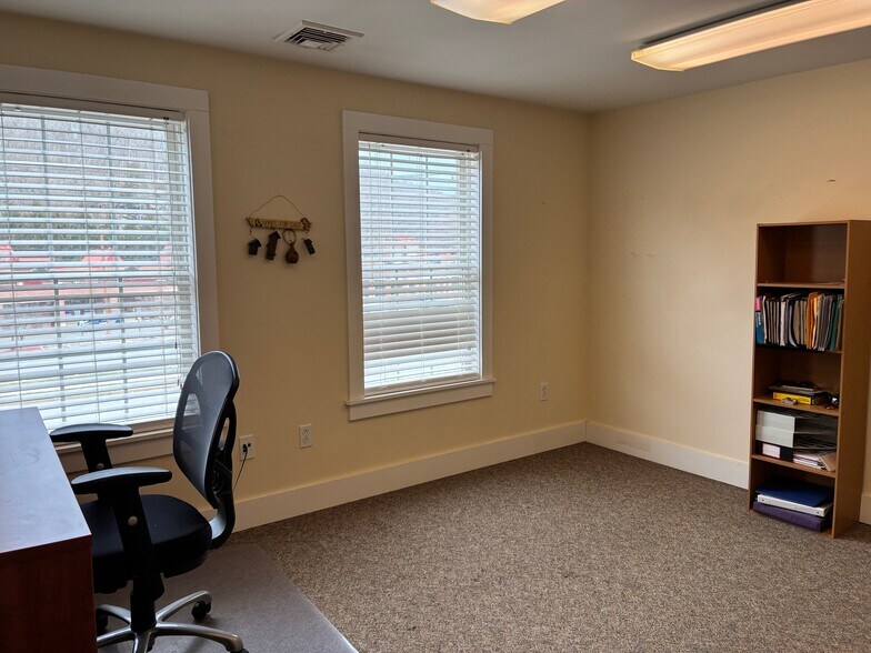 More Photos Of 76 Salem Tpke, Norwich Office For Sale
