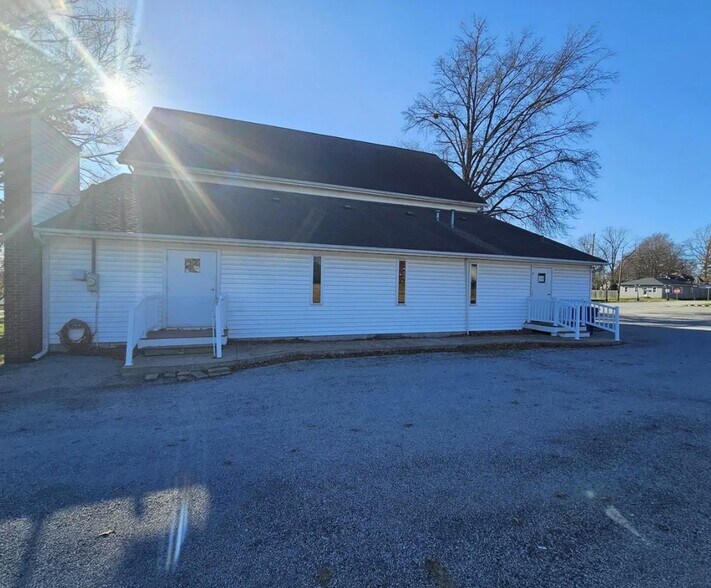 More Photos Of 401 N Vine St, Sparta Specialty For Sale