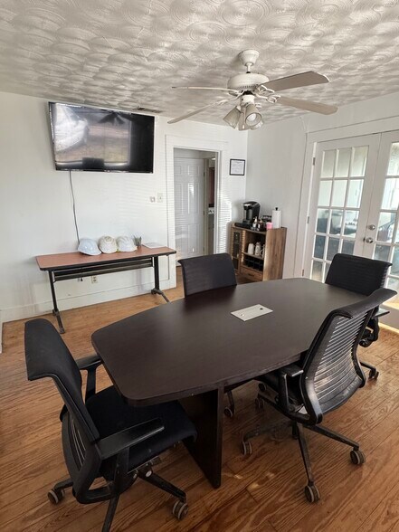 More Photos Of 1217 Perry St, Irving Office For Sale