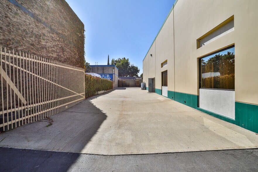 More Photos Of 11930 Goldring Rd, Arcadia Light Distribution For Sale
