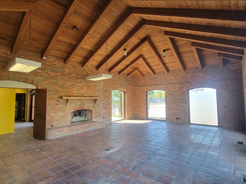 More Photos Of 2323 N Walton Walker Blvd, Dallas Office For Sale