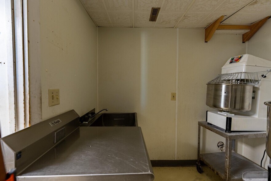 More Photos Of 507 W Wisconsin St, Sparta Flex For Sale