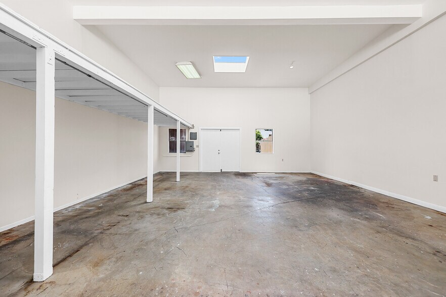 More Photos Of 5812 Venice Blvd, Los Angeles Showroom For Sale