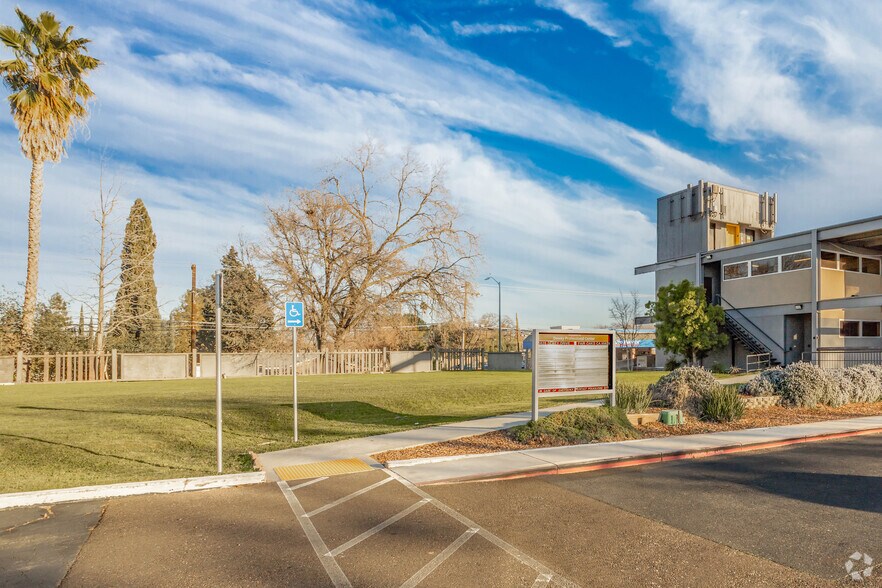 More Photos Of 5525 Dewey Dr, Fair Oaks Medical For Lease