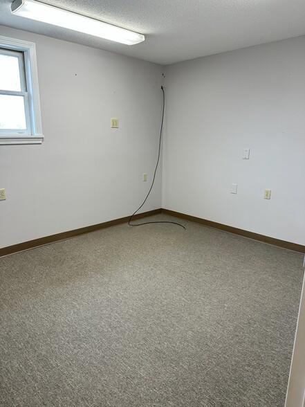 More Photos Of 45 Church St, Gardiner Light Distribution For Lease