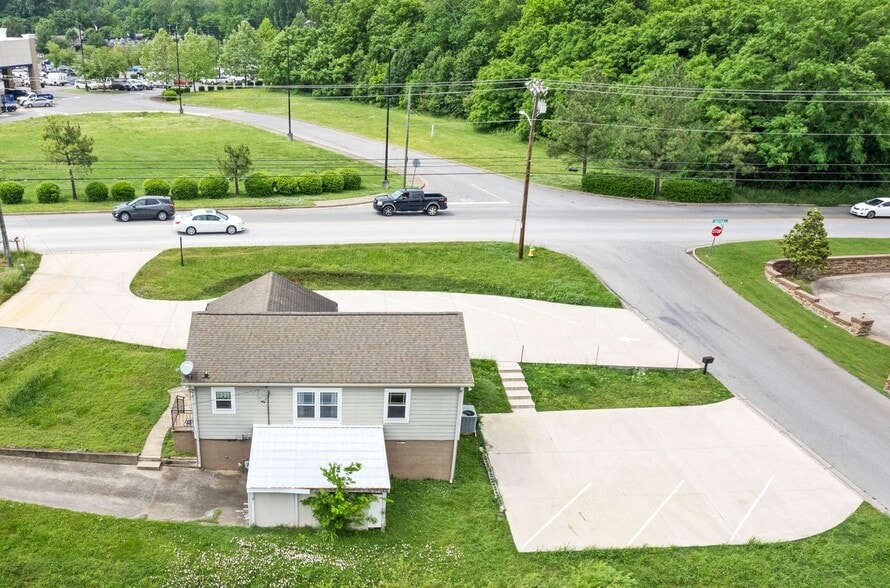 More Photos Of 1662 Golf Club Ln, Clarksville Office For Sale