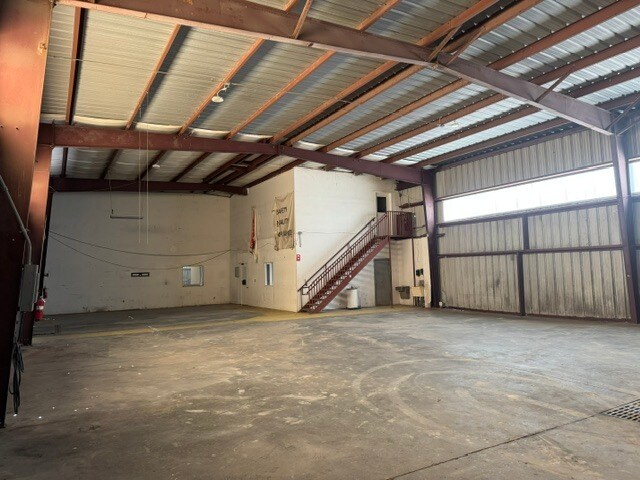 More Photos Of 9507 Palm River Rd, Tampa Warehouse For Lease
