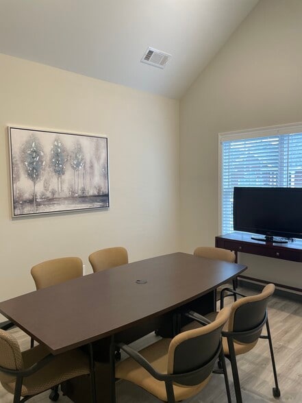 More Photos Of 247 River Park North Dr, Woodstock Medical For Sale