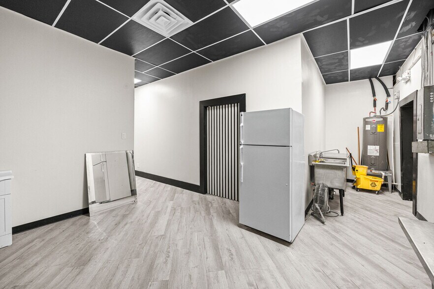 More Photos Of 8777 S Gessner Dr, Houston Freestanding For Lease