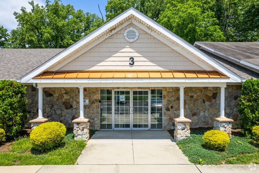 More Photos Of 190 N Evergreen Ave, Woodbury Office For Lease