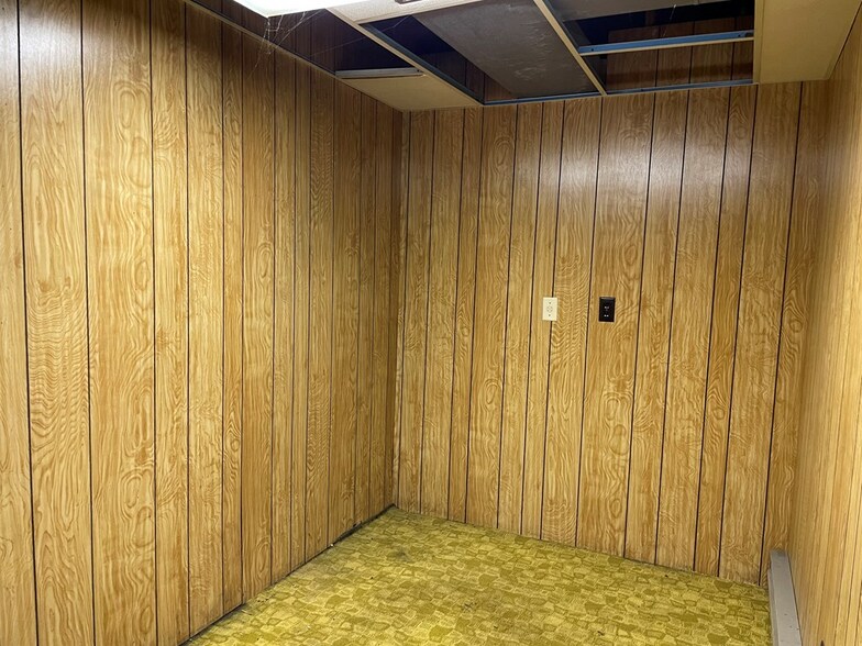 More Photos Of 1312-1314 2nd St, Richlands Office For Sale