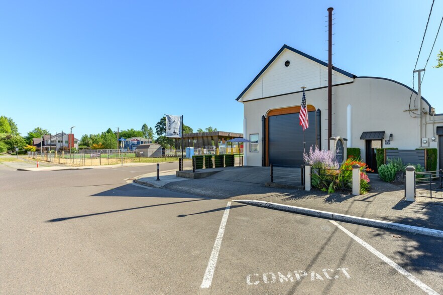 More Photos Of 258 N Kutch St, Carlton Storefront For Sale