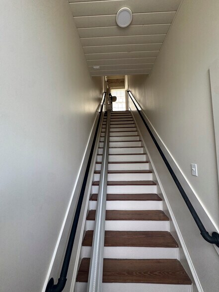 More Photos Of 1 N Mechanic St, El Campo Office For Sale