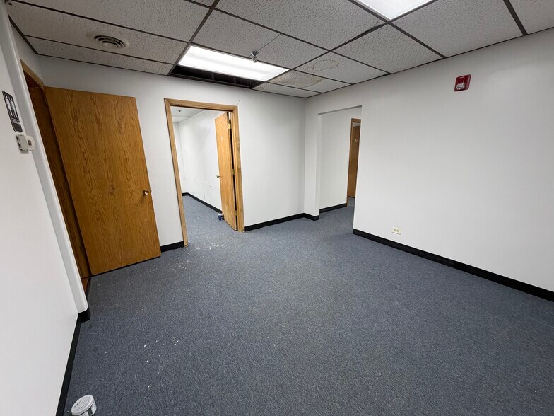 More Photos Of 511-515 Thornhill Dr, Carol Stream Unknown For Lease