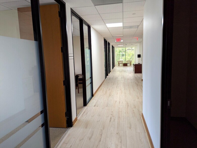 More Photos Of 17 S Briar Hollow Ln, Houston Coworking Space
