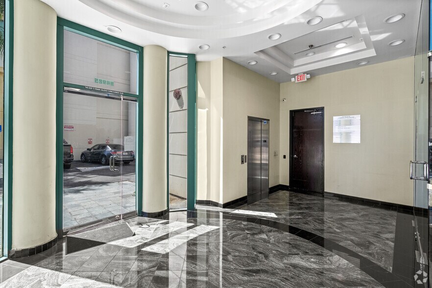 More Photos Of 14925-14945 Ventura Blvd, Sherman Oaks Office For Lease