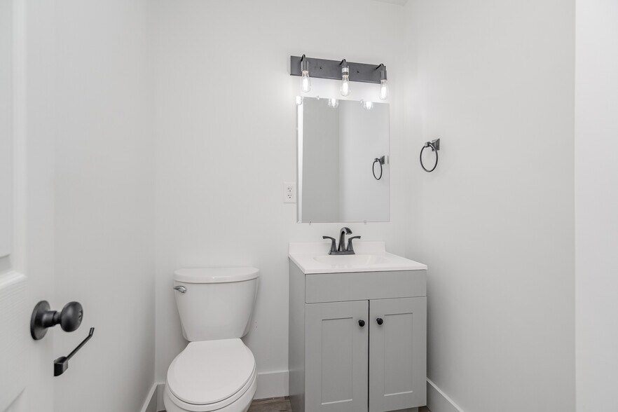 More Photos Of 5 Riverside Rd, Sandy Hook Medical For Sale