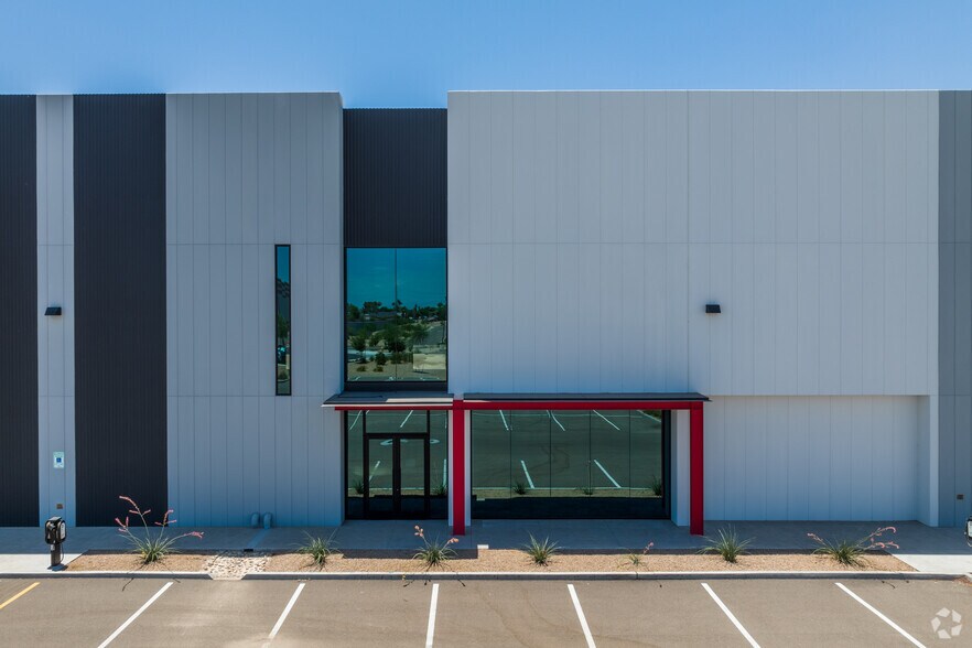 More Photos Of 7860 N 106th Ave, Glendale Warehouse For Lease