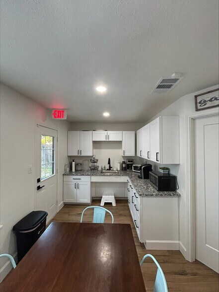 More Photos Of 910 18th St, Plano Office For Sale