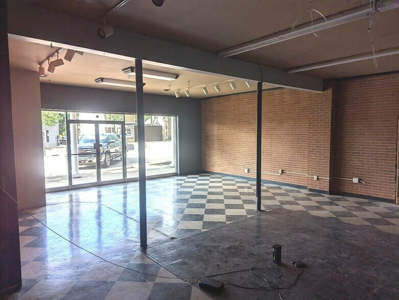 More Photos Of 34-36 W Franklin St, Centerville Storefront Retail Office For Lease