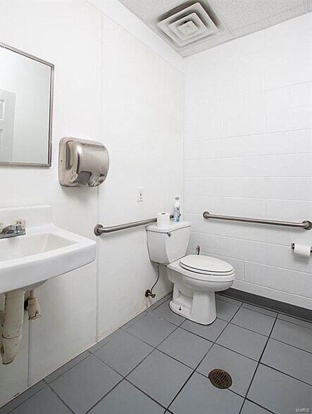 More Photos Of 2711 Veterans Memorial Dr, Mount Vernon Freestanding For Sale