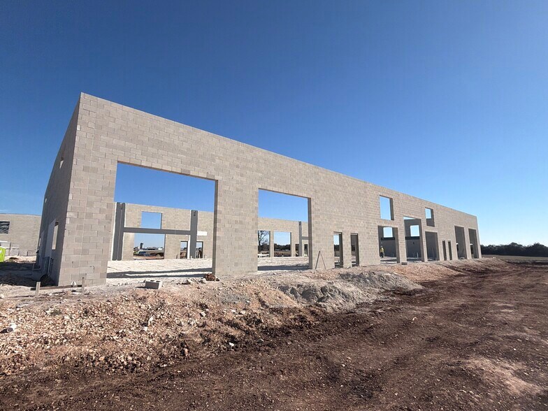 More Photos Of 1004 Clear Skies Way, Georgetown Flex For Sale