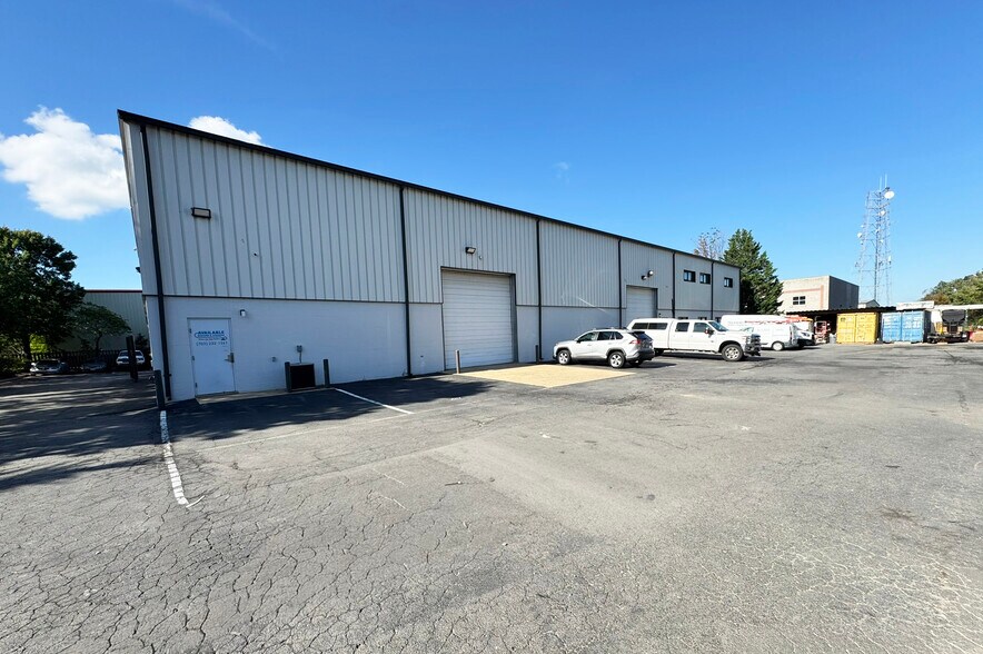 More Photos Of 21530 Blackwood Ct, Sterling Warehouse For Lease