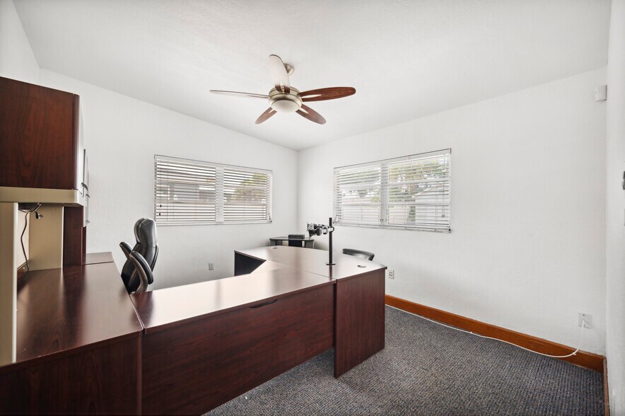 More Photos Of 304 Doris Dr, Lakeland Medical For Sale