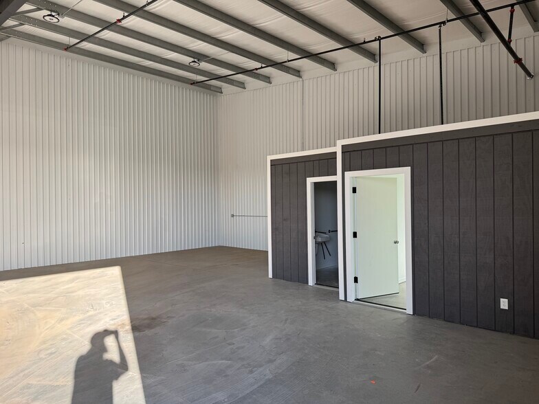 More Photos Of 4900 Dundee Rd, Winter Haven Light Manufacturing For Lease