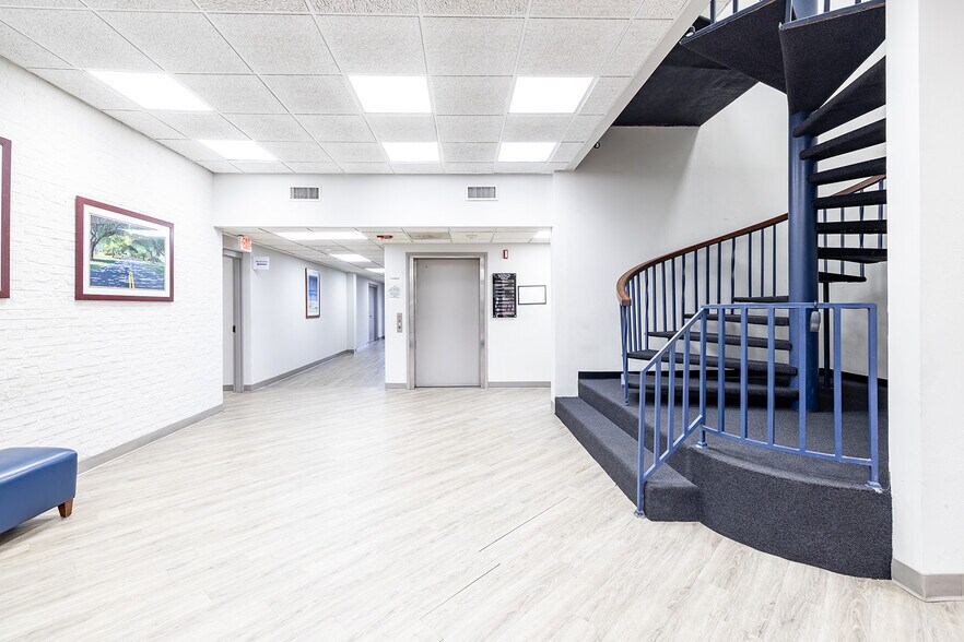 More Photos Of 7948 Baymeadows Way, Jacksonville Office For Lease