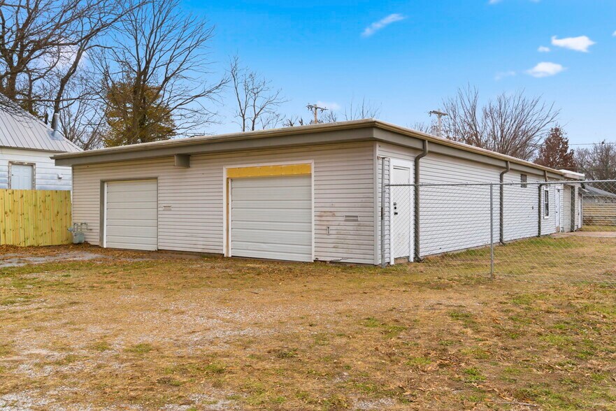 More Photos Of 1424 E Florida St, Springfield Light Manufacturing For Lease