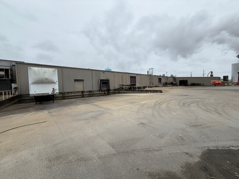 More Photos Of 1300 Industrial Dr, North Vernon Industrial For Lease